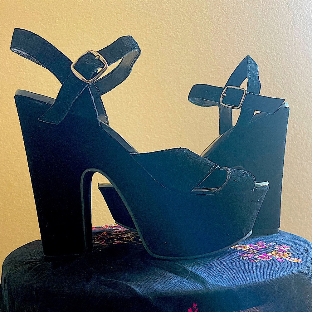 Urban Outfitters 70s Inspired Platform Chunky Heel Size 8